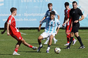 U19 will im Heimspiel gegen Freiburg Punkte schnappen Loris Husic (Mitte) bereitet sich in der Länderspielpause mit Österreich auf die U17-WM vor, wird aber gegen Freiburg wieder für die Junglöwen auflaufen. Foto: Joachim Mentel