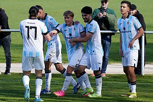 Die kleinen Löwen bejubeln Torschütze Fabio Wagner (Mitte), der in der 35. Minute die Führung erzielt hatte. Foto: Joachim Mentel