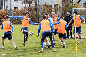 Emre Erdogan und Samuel Althaus (beide li.) werden die U21 gegen Geretsried verstärken und hatten sichtlich ihren Spaß an der Trainingseinheit. Foto: Joachim Mentel