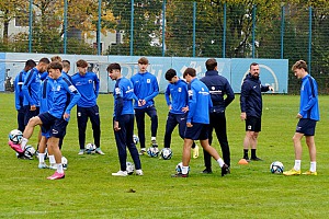 Zum Abschlusstraining vor dem Heimspiel gegen Rain versammelte Coach Felix Hirschnagl lediglich 14 Spieler um sich. Foto: Joachim Mentel