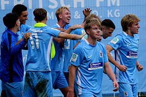 Der 5:4-Siegtreffer wurde ausführlich gefeiert. Foto: Joachim Mentel