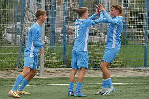 Lukas Rossa (v. li.), Torschütze Jonas Mantsch und David Matijevic bejubeln den einzigen Treffer. Foto: F. Peters