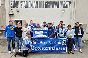 Der Löwen-Fan-Club Frontenhausen übergibt den Scheck für die U13 stellvertretend an Vizepräsident Christian Dierl (li.), Marlene Tippelt (2. v. li.), beratend für die FA-Abteilungsleitung tätig, und Fußball-Abteilungsleiter Martin Obermüller (4. v. li.). Foto: Privat