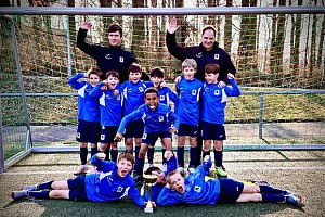 Geschafft: Die U9 mit ihren Trainern Christian Hufnagel und Daniel Kujawa bejubelt den Sieg beim Leistungsvergleich. Foto: Privat
