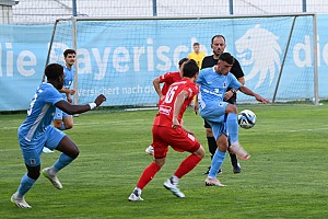 In dieser Szene versucht Mike Gevorgyan schnell umzuschalten. Beide Teams lieferten sich einen couragierten Fight. Foto: Joachim Mentel