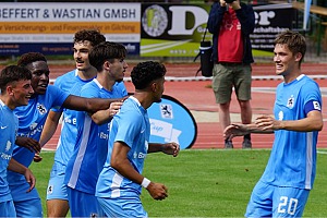 Die kleinen Löwen bejubeln einen klaren 3:0-Sieg gegen den bis dato punktgleichen FC Deisenhofen. Foto: Joachim Mentel