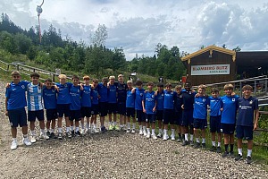 Erst ging es für die U14 zu Fuß hoch auf den Blomberg. Foto: Privat