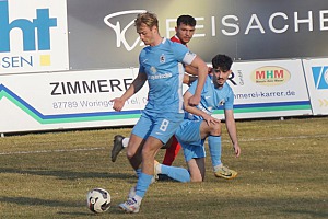 Löwen-Kapitän Anian Brönauer gab im Spitzenspiel in Memmingen nach über einem halben Jahr Verletzungspause sein Comeback. Foto: Joachim Mentel