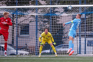 U19-Kapitän Lasse Faßmann trifft in dieser Szene ins Hachinger Tor, der Treffer wurde aber wegen Abseits nicht anerkannt. Foto: Markus Burger