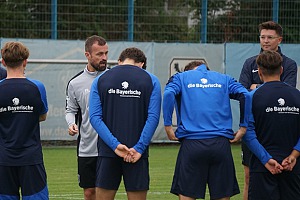 Konzentriert und fokussiert lauschen die U21-Spieler den Anweisungen von Cheftrainer Felix Hirschnagl. Foto: Joachim Mentel