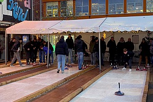 Beim Eisstockschießen offenbarten die Junglöwen bis dato verborgen gebliebene Talente. Foto: Frank Peters