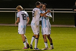 U21 durch 3:0 über Geretsried zurück an der Tabellenspitze Den Schlusspunkt zum 3:0 setzte Cristian Leone (re.). Raphael Wach (Mitte) und Luis Pereira de Azambuja (li.) gratulieren ihm dazu. Foto: Joachim Mentel