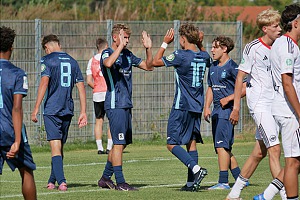 David Matijevic und Neuzugang Jannis Hohenester bejubeln gegen Frankfurt das 2:0. Foto: Frank Peters