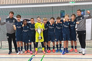 Die U13 feiert den souveränen Turniersieg biem Aigo-Tec-Bundesliga-Cup mit ihren Trainern Alexandros Maroulas (li.) und Michael Ott (re.). Foto: Privat