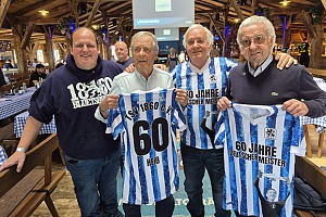 Fußball-Abteilungsleiter Martin Obermüller (v. li.) überraschte die Meister-Löwen Fredi Heiß, Bubi Bründl und Bernd Patzke beim letzten Heimspiel mit den Jubiläumstrikots.