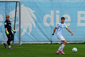 U17 hofft, dass im Heimspiel gegen Fürth der Tor-Knoten platzt Die Abwehr mit Torhüter Tobias Wiese (li.) und Innenverteidiger Lukas Rossa (re.) steht. Foto: Joachim Mentel