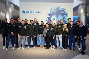 Gruppenbild zusammen mit Volker Rech (re.) im Eingangsbereich der Zentrale von Hauptsponsor und NLZ-Namensgeber die Bayerische. Foto: Joachim Mentel