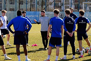 U21-Cheftrainer Felix Hirschnagl stimmt sein Team auf das schwere Auswärtsspiel beim FC Memmingen zum Jahresauftakt ein. Foto: Joachim Mentel