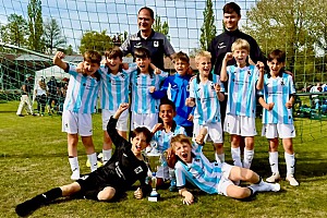 Die U9 mit ihren Trainern Christian Hufnagel und Daniel Kujawa feiert ihren souveränen Sieg beim Leistungsvergleich des SV Helios-Daglfing. Foto: Privat