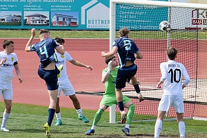 David Matijevic erzielte in dieser Szene in der 17. Minute per Kopf die Löwen-Führung. Foto: Frank Peters