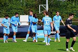 Die Löwen-U21 bejubelt den Treffer von Eliot Muteba (Mitte) zum 2:0 in der 37. Minute gegen den FC Pipinsried. Foto: Joachim Mentel