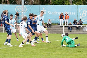In dieser Szene erzielt Löwen-Innenverteidiger Manuel Curic das 1:1, nachdem KSC-Keeper Malik Kuriata einen Freistoß nach vorne abprallen ließ. Foto: Joachim Mentel