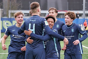 Die Mitspieler bedanken sich bei Manuel Curic (Nummer 4), der gerade per Elfmeter die Führung erzielt hat. Foto: Frank Peters