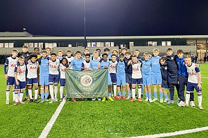 Erinnerungsfoto der Junglöwen-U15 mit dem Nachwuchs von Tottenham Hotspur. Foto: Privat