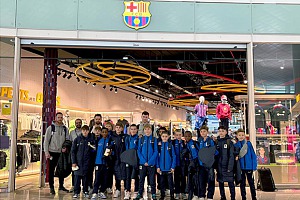 Die U12 mit ihren Betreuern Rui Menezes, Daniel Kujawa, Franz-Joseph Pienssel und Andre van Staa beim FC Barcelona. Foto: Privat