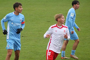 Loris Husic (li.) erzielte das 2:0, kassierte aber auch seine 5. Gelbe Karte. Foto: Kai Nürnberger