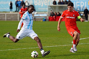 U19 ohne Durchschlagskraft verliert 0:2 gegen Freiburg Der schnelle Bienvenue Kawele hatte vor der Pause die beste Löwen-Chance, verfehlte aber knapp das Tor. Foto: Joachim Mentel
